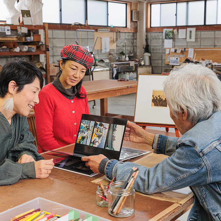 画家(吉田賢治)と交流している風景